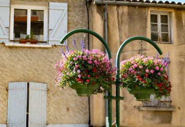 Fransa, Alpes-de-Haute-Provence 'deki Sisteron tarihi kasabasının eski bölümünün sokakları ve renkli evleri, Fransa' da yaz tatilleri, Provence 'de turistler.