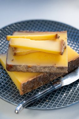 Fransız sarı peynir kontu, çeşitli pastörize edilmemiş inek sütü Prestij, meyveli meyve ve Vieille Reserve yakın plan