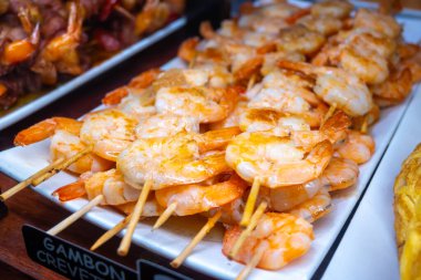 Bask ülkesinin tipik aperatifleri, küçük ekmek parçaları, balık, deniz ürünü, San Sebastian 'da veya İspanya' da Bilbao 'da servis edilen tatlı yeşil biberli pinkholar ya da pinktolar.