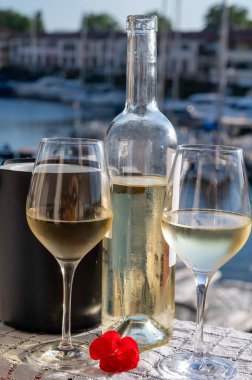 Port Grimaud limanında yat limanında soğuk beyaz şarap kadehleri, Fransa, Provence 'de Fransız Rivierası' nda yaz tatili, şarap tatma.