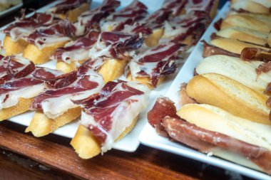 Bask ülkesinin tipik aperatifleri, küçük ekmek parçaları, balık, deniz ürünü, San Sebastian 'da veya İspanya' da Bilbao 'da servis edilen tatlı yeşil biberli pinkholar ya da pinktolar.