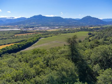 Lavanta veya lavanta bitkileriyle tarım bölgesi, Sisteron yakınlarındaki meyve bahçeleri, Haute-Durance, Franse 'den ayrılan Alpes-de-Haute-Provence, yaz mevsiminde, havadan foto