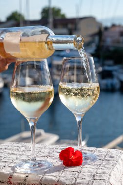 Port Grimaud limanında bir yat limanında soğuk hafif gül gris Cote de Provence şarabı yaz tatili Provence, Fransa 'da Fransız Riviera' sında şarap tatma