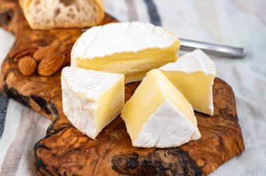 Fransız yumuşak Camembert peyniri, orijinal Camembert de Normandie ham pastörize edilmemiş inek sütünden yapılır.