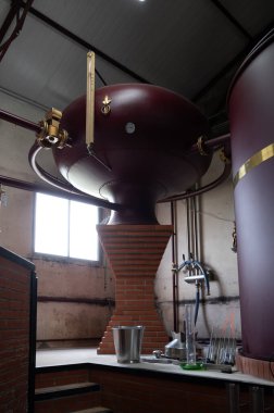 Charentias 'taki konyak ruhlarının çifte damıtma işlemi. Bakır alambik hala eski bir içki imalathanesinde, Charente, Segonzac, Grand Champagne, Fransa