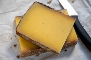 Fransız sarı peynir kontu, çeşitli pastörize edilmemiş inek sütü Prestij, meyveli meyve ve Vieille Reserve yakın plan