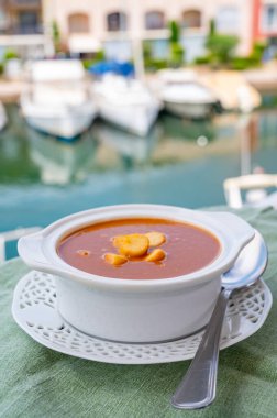 Ev yapımı lezzetli balık ya da kıtır ekmekli çorba Fransız Riviera, Port Grimaud 'daki tekne ve evlerde servis edilir. Provence Gıda