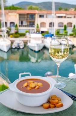 Ev yapımı lezzetli balık ya da kıtır ekmekli çorba bir bardak soğuk beyaz şarap ve yat tekneleri ve Fransız Riviera, Fransa 'daki evlerde servis edilir. Provence Gıda