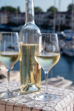 Port Grimaud limanında yat limanında soğuk beyaz şarap kadehleri, Fransa, Provence 'de Fransız Rivierası' nda yaz tatili, şarap tatma.