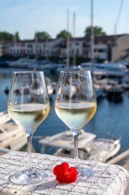 Port Grimaud limanında yat limanında soğuk beyaz şarap kadehleri, Fransa, Provence 'de Fransız Rivierası' nda yaz tatili, şarap tatma.