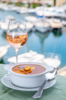 Ev yapımı lezzetli balık ya da kıtır ekmekli çorba, bir bardak soğuk gül şarabı ve yat tekneleri ve Fransız Riviera, Fransa 'daki evlerde servis edilir. Provence Gıda