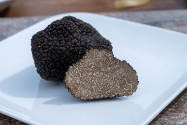 Lezzetli mantarlar, İtalya 'dan taze siyah mantar mantarı lezzetli aromalı mantar yemekleri yapmak için dilimlenmiş.