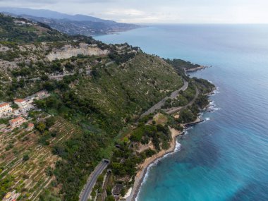 San-Remo yakınlarındaki Ventimiglia, Grimaldi köyündeki Fransız-İtalyan sınırından İtalyan Riviera ve mavi Akdeniz 'e renkli manzara, seyahat yeri, panoramik manzara, evler ve bahçeler