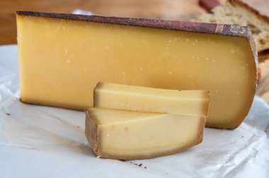 Mağara peynirinde yıllanmış Fransız. Kahverengi kabuklu kont, pastörize edilmemiş inek sütünden yapılmış. Prestij, Vieille Reserve yakın plan.