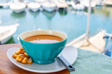 Ev yapımı lezzetli balık ya da kıtır ekmekli çorba Fransız Riviera, Port Grimaud 'daki tekne ve evlerde servis edilir. Provence Gıda