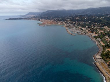 Fransız Rivierası 'nın sabah manzarası, renkli Menton eski şehri ve mavi Akdeniz' de Fransız-İtalyan sınırı, Monaco, Monte-Carlo, seyahat yeri, panoramik manzara, deniz kenarı
