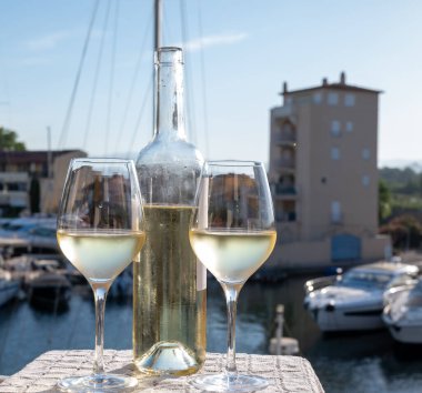 Port Grimaud limanında yat limanında soğuk beyaz şarap kadehleri, Fransa, Provence 'de Fransız Rivierası' nda yaz tatili, şarap tatma.