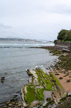 Bask kıyısındaki Saint Jean de Luz kasabasının kumsal ve evleri, ünlü tatil köyü, güzel mimari, doğa ve mutfağıyla tanınır, Güney Fransa, Bask Ülkesi