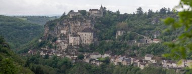 Fransa 'nın güneybatısındaki Lot departmanında seyyahların güzergahında yer alan Rocamadour ortaçağ köyü, yağmurlu bir günde panoramik manzara olan Dordogne Nehri' nin akarsuvaryumunun yukarısındaki vadide yer alması nedeniyle ziyaretçileri cezbetti.