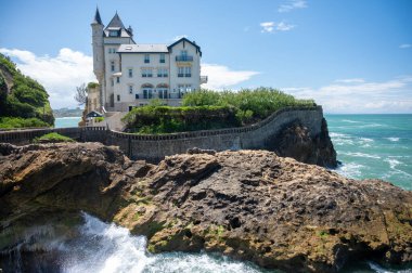 Güneşli bir günde Biarritz şehrinin turistik evleri ve sokakları, Bask Ülkesi, Atlantik Okyanusu Körfezi, Fransa