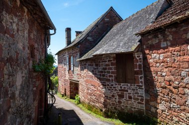 Collonges-la-Rouge köyü. Fransa 'nın en güzel köylerinden biri. Kırmızı taşlardan yapılmış evleri var.