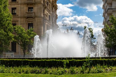 Şık şehir merkezi, San Sebastian ya da Donostia şehrinin pencere ve balkonu, İspanya 'nın kuzeyindeki Bask Ülkesi' nde turistik bir yer.
