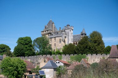 Dordogne nehri boyunca sürüyorum  