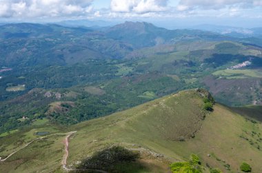 Eski ahşap trenle Larrun 'a ya da La Rhune' ye giden Larhune Dağı, Fransa ve İspanya sınırındaki Pireneler 'in batı ucunda geleneksel Bask İşçi Partisi ve Navarra eyaletlerinde yer alır..