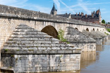 Gien şehrinin eski kesimindeki evler, köprüler ve kaleler Loire nehrinde, Fransa 'nın Loiret bölgesinde.