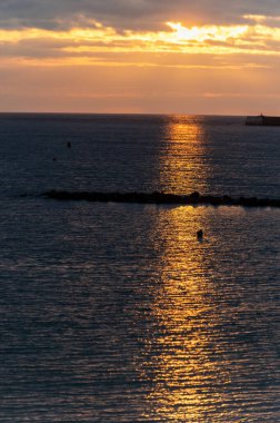Ciboure ve Saint-Jean-de-Luz körfezi ve gün batımında Bask sahilindeki kumlu plaj, ünlü tatil beldeleri, güzel mimari, doğa ve mutfağı, Güney Fransa, Bask Bölgesi