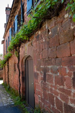 Collonges-la-Rouge köyü. Fransa 'nın en güzel köylerinden biri. Kırmızı taşlardan yapılmış evleri var.