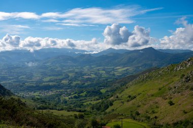 Eski ahşap trenle Larrun 'a ya da La Rhune' ye giden Larhune Dağı, Fransa ve İspanya sınırındaki Pireneler 'in batı ucunda geleneksel Bask İşçi Partisi ve Navarra eyaletlerinde yer alır..