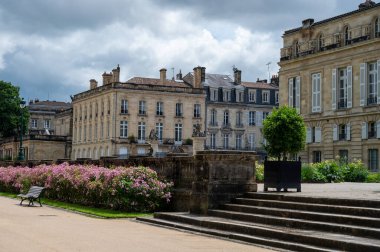 Seyahat yeri, Bordeaux şehrinin orta kesiminde yürümek, evleri ve caddeleri görmek, kamu bahçeleri ve parkları