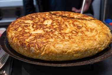 Bask kıyısındaki Saint-Jean-de-Luz ve Ciboure balıkçı limanlarının manzarası, ünlü tatil beldeleri, güzel mimari, kumlu plajlar, mutfak, Güney Fransa, Bask Bölgesi