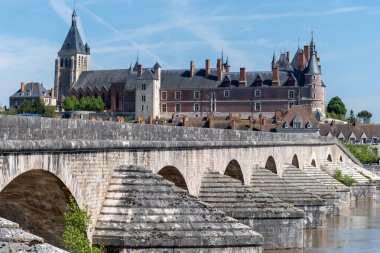 Gien şehrinin eski kesimindeki evler, köprüler ve kaleler Loire nehrinde, Fransa 'nın Loiret bölgesinde.