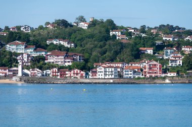 Bask kıyısındaki Cibourne 'un beyaz evleri ve villaları, güzel mimari, doğa ve mutfağıyla tanınan ünlü tatil beldesi, Güney Fransa, Bask Ülkesi.