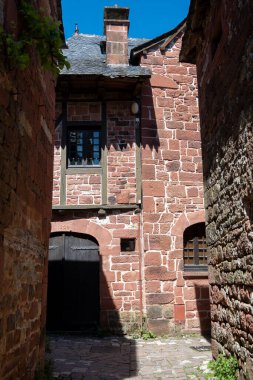 Collonges-la-Rouge köyü. Fransa 'nın en güzel köylerinden biri. Kırmızı taşlardan yapılmış evleri var.