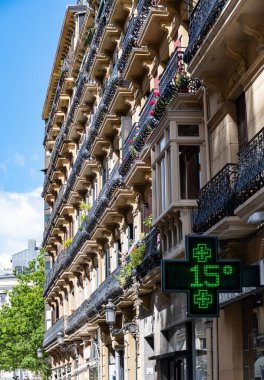 Şık şehir merkezi, San Sebastian ya da Donostia şehrinin pencere ve balkonu, İspanya 'nın kuzeyindeki Bask Ülkesi' nde turistik bir yer.