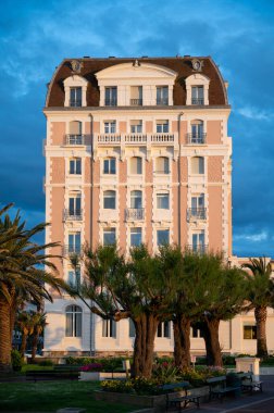 Bask kıyısındaki eski Saint Jean de Luz kasabasının beyaz evleri ve villaları, güzel mimari, doğa ve mutfağıyla tanınan ünlü tatil beldesi, Güney Fransa, Bask Ülkesi