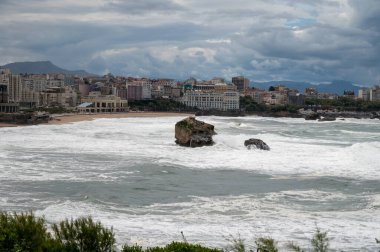 Kayalıklardan, evlerden, turistik Biarritz şehrinin kumlu sahillerinden, Bask ülkesinden, Atlantik Okyanusu 'ndan Biscay Körfezi' nden Fransa 'ya, Biarritz' deki fırtınadan panoramik manzara