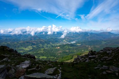 Eski ahşap trenle Larrun 'a ya da La Rhune' ye giden Larhune Dağı, Fransa ve İspanya sınırındaki Pireneler 'in batı ucunda geleneksel Bask İşçi Partisi ve Navarra eyaletlerinde yer alır..