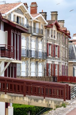 Bask kıyısındaki Saint-Jean-de-Luz balıkçı limanı, güzel mimarisi, kumlu plajları, mutfağı, Güney Fransa 'nın mutfağı, Bask Bölgesi' ndeki ünlü tatil köyü.