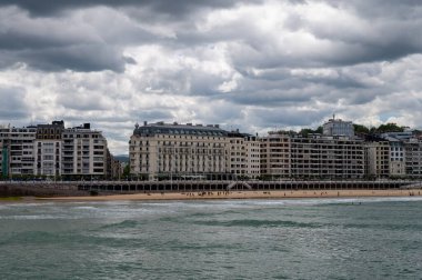 Şık şehir merkezi, San Sebastian veya Donostia 'daki La Concha kumlu plajı, İspanya' nın kuzeyinde, Bask ülkesinde turistik bir yer.