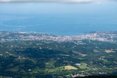 Eski ahşap trenle Larrun 'a ya da La Rhune' ye giden Larhune Dağı, Fransa ve İspanya sınırındaki Pireneler 'in batı ucunda geleneksel Bask İşçi Partisi ve Navarra eyaletlerinde yer alır..