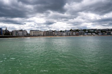 Şık şehir merkezi, San Sebastian veya Donostia 'daki La Concha kumlu plajı, İspanya' nın kuzeyinde, Bask ülkesinde turistik bir yer.
