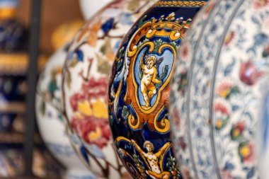 Gien 'de üretilen antika porselen vazolar ve tabaklar Fransa' nın Loire Vadisi 'nde sergileniyor.