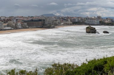 Kayalıklardan, evlerden, turistik Biarritz şehrinin kumlu plajlarından, Bask ülkesinden, Atlantik Okyanusu Körfezi 'nden, Fransa' dan panoramik manzara