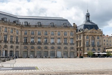 Seyahat yeri, Bordeaux şehrinin orta kesiminde yürümek, evleri ve caddeleri görmek.