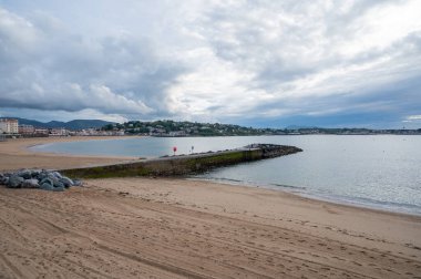 Ciboure ve Saint-Jean-de-Luz körfezi ve gün batımında Bask sahilindeki kumlu plaj, ünlü tatil beldeleri, güzel mimari, doğa ve mutfağı, Güney Fransa, Bask Bölgesi