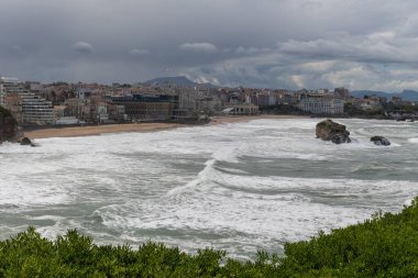 Kayalıklardan, evlerden, turistik Biarritz şehrinin kumlu plajlarından, Bask ülkesinden, Atlantik Okyanusu Körfezi 'nden, Fransa' dan panoramik manzara